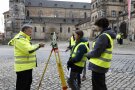 Ausbildungsleiter Riedel, Tachymeter, 2 Schüler in Warnwesten vor dem Bamberger Dom 