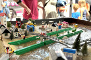 Ein Modell einer Legolandschaft wird überschwemmt